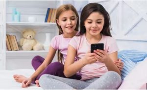 बच्चों की ग्रोथ में मोबाइल है बड़ा रुकावट, रहना होगा सावधान