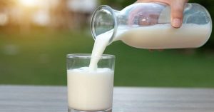 ज्यादा दूध पीना भी सेहत के लिए है खतरनाक, जानिए एक दिन में कितना दूध पीना चाहिए
