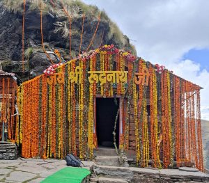 आज सुबह पांच बजे श्रद्धालुओं के लिए खोले गए चतुर्थ केदार रुद्रनाथ मंदिर के कपाट