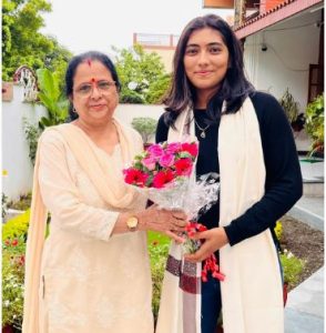 महिला आयोग की अध्यक्ष ने देवभूमि की बेटी राघवी को महिला क्रिकेट टीम-ए में चयन होने पर दी बधाई