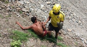 नदी किनारे गहरी खाई में फंसे व्यक्ति को एसडीआरएफ ने बचाया