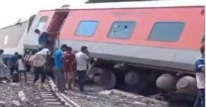 गोंडा जिले में हुआ रेल हादसा, चंडीगढ़ एक्सप्रेस के 14 डिब्बे पटरी से उतरे, तीन की मौके पर मौत 