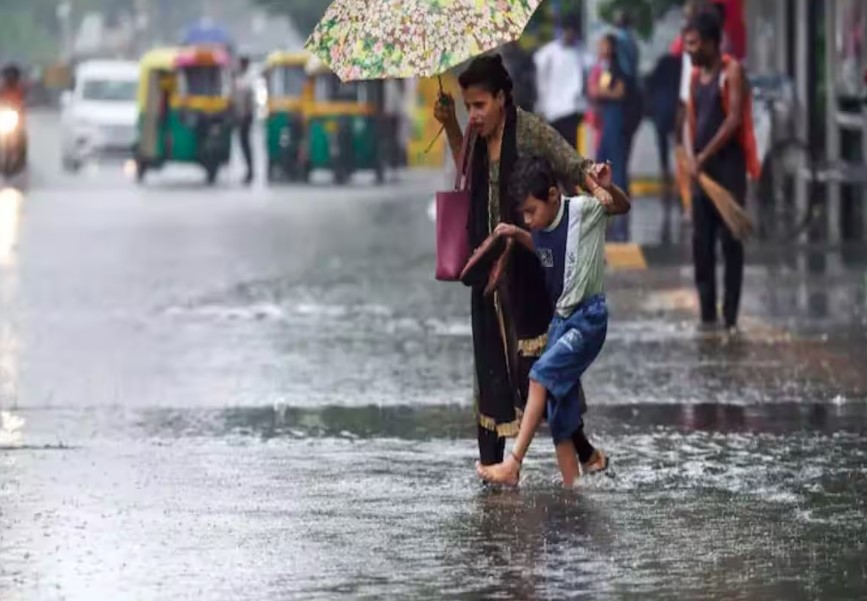 भारी बारिश का कहर, देहरादून में रेड अलर्ट जारी, सभी स्कूल आज बंद