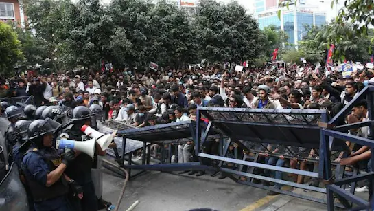 सोशल मीडिया बैन के खिलाफ नेपाल में हिंसक प्रदर्शन, राजधानी में लगा कर्फ्यू