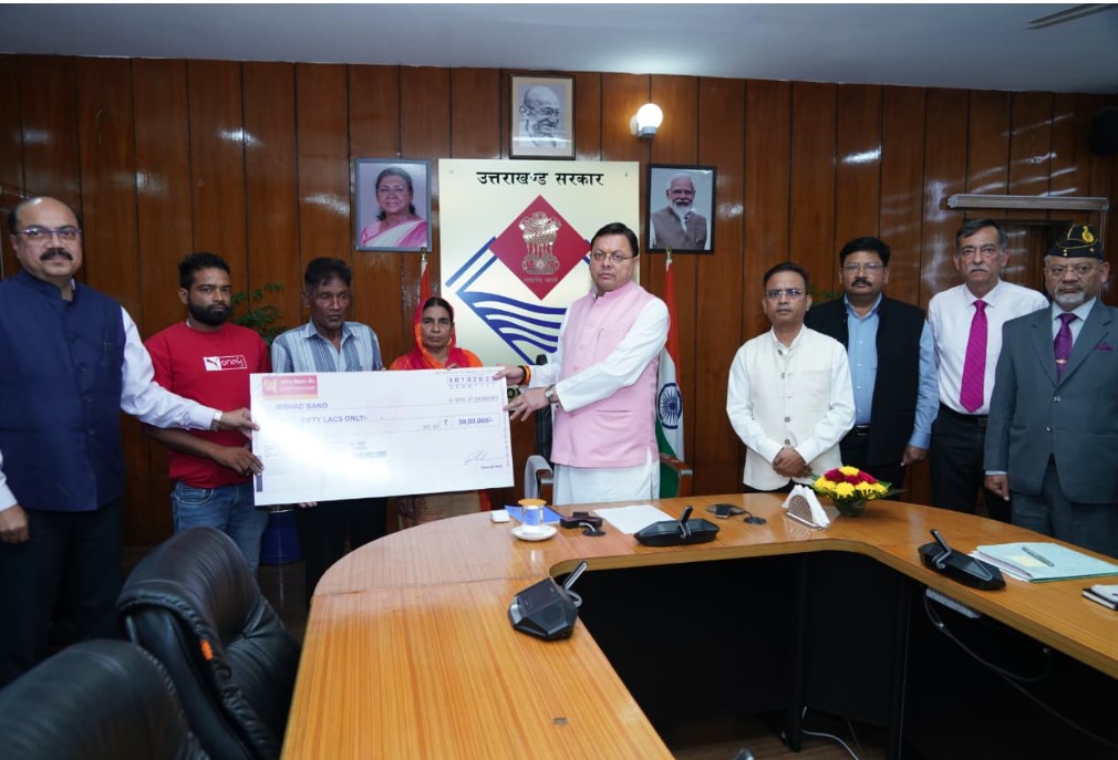 सड़क हादसों में मृत उपनल कर्मियों के परिजनों को सीएम धामी ने दी 50-50 लाख की सहायता राशि
